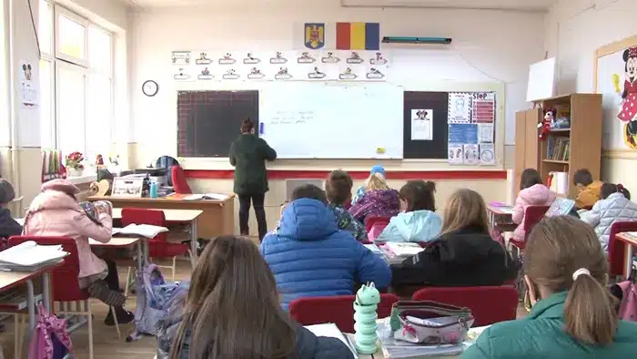 Elevii îndură temperaturi scăzute în clasă, pentru că școala nu mai are fochist, postul acestuia fiind blocat