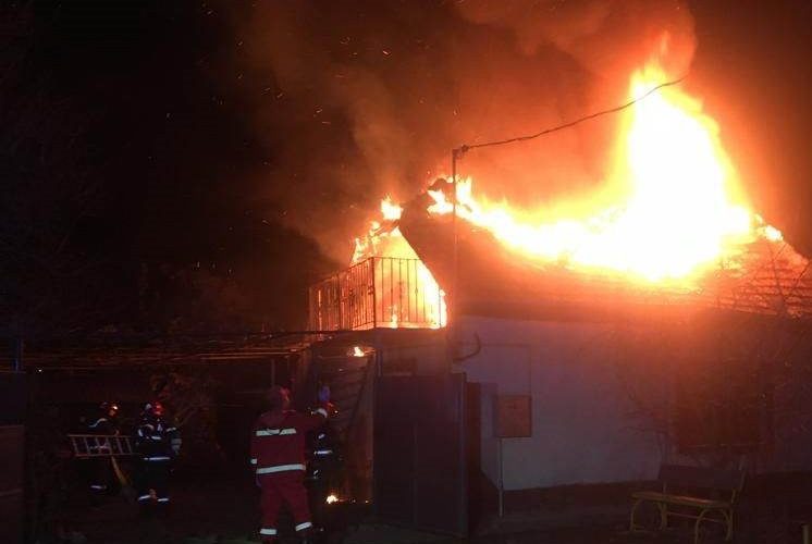 🔥 Incendiu uriaș în noaptea de Anul Nou lângă Onești — pompierii băcăuani au intervenit cu mai multe autospeciale